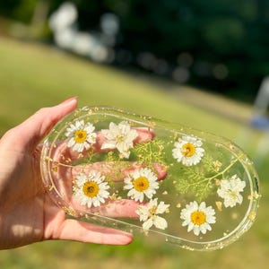 White Daisy Real Dried Flower Resin Tray / Unique Botanical Jewelry Dish / Gifts For Her