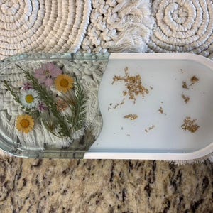 Pressed Flower Resin Tray – Oval Trinket Dish with Gold Foil & Wildflowers